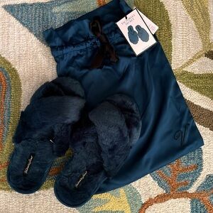 Victoria’s Secret Faux Furry Slippers in Dark Teal Color Size Small (5-6). NWT